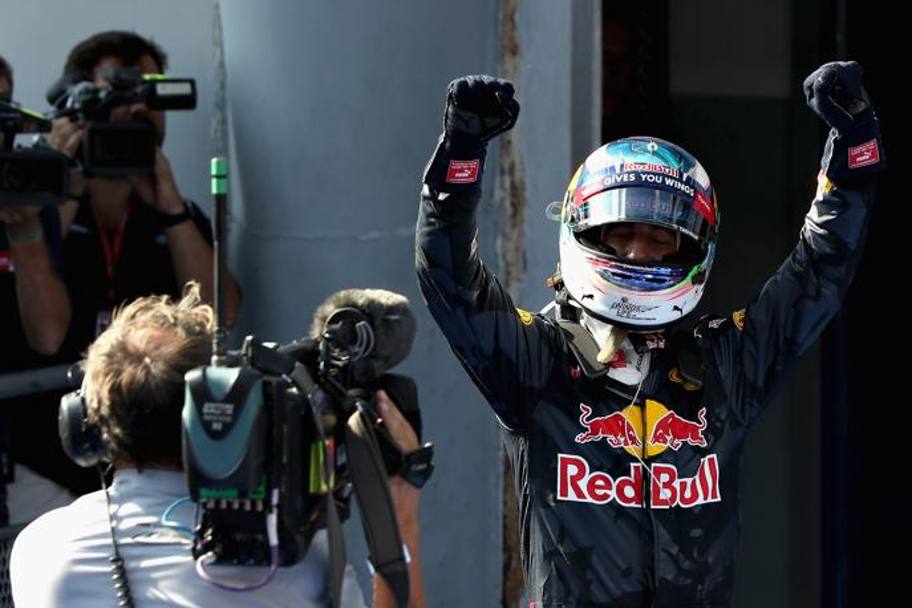La gioia del 27enne australiano appena sceso dalla sua monoposto, prima al traguardo grazie anche ai ritiri di Vettel e Hamilton. Getty